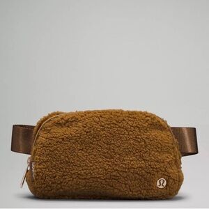 Lululemon Everywhere Belt Bag 1L Sherpa Fleece in Burnt Caramel